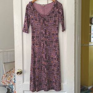 Diane Von Furstenberg silk dress size 8. Fits snug and is figure flattering.
